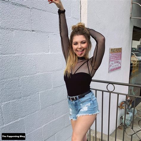 Sammi Hanratty Topless (1 Photo)